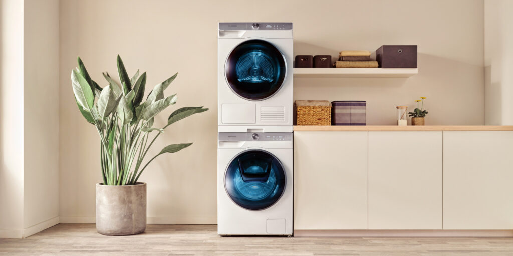 Machine à laver et sèche linge dans un intérieur de maison